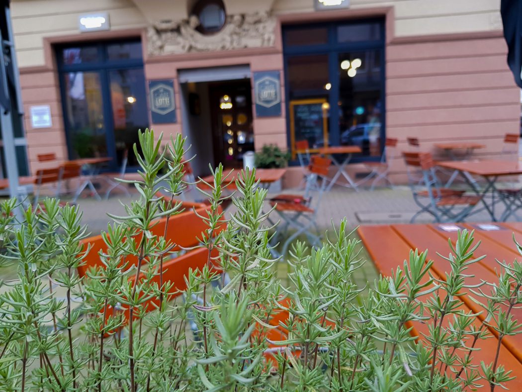 Das Foto zeigt den Außenbereich des Café Lotte im Kaiserviertel Dortmund