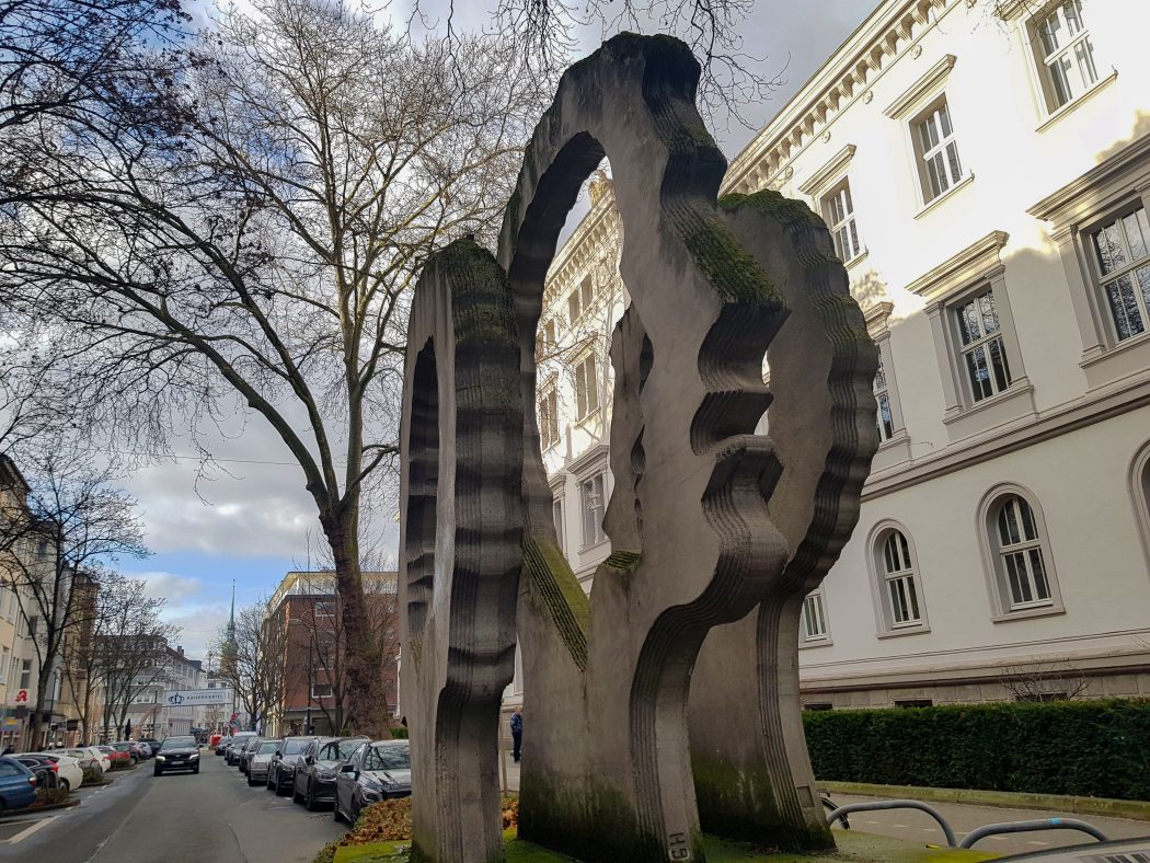 Das Foto zeigt ein Kunstwerk vorm Landgericht im Kaiserviertel in Dortmund
