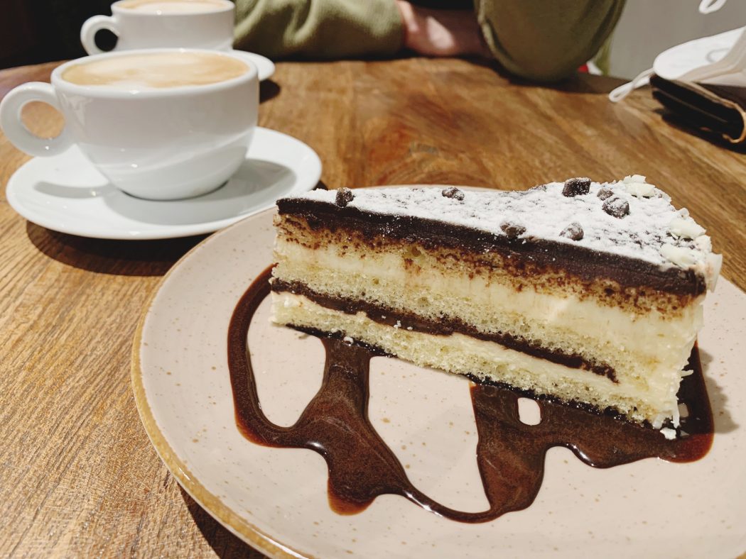 Das Foto zeigt Bananenkuchen im Café Auszeit in Dortmund