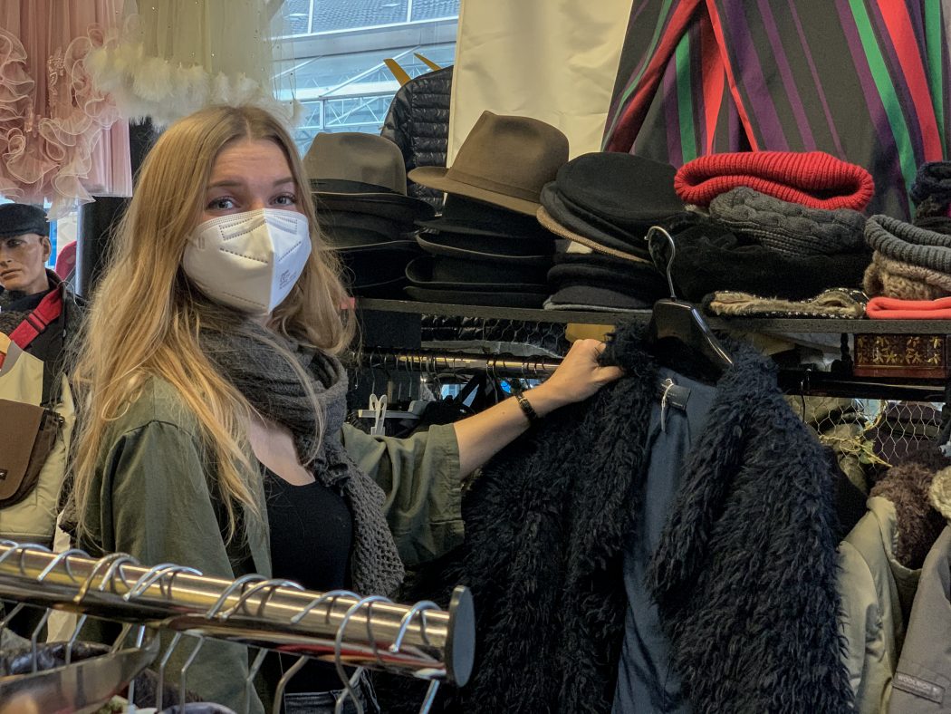 Das Foto zeigt Leonie beim Stöbern im Second Hand Laden MISFITS in Bochum
