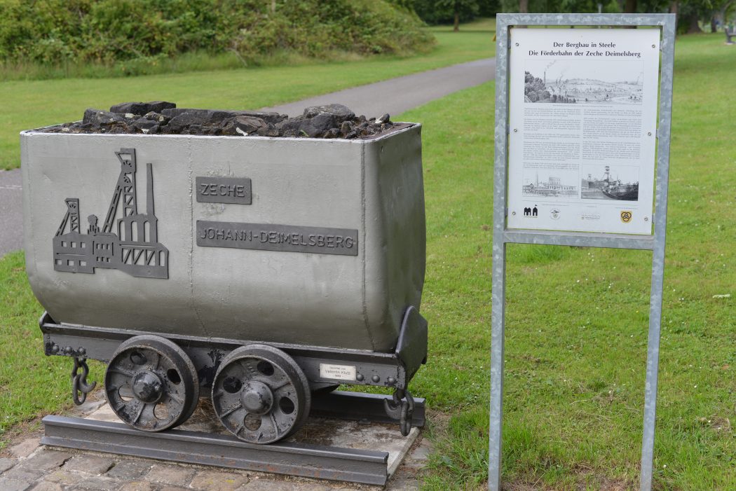 Das Foto zeigt eine ehemalige Lore auf dem Bahntrassenradweg Veltenbahn in Essen