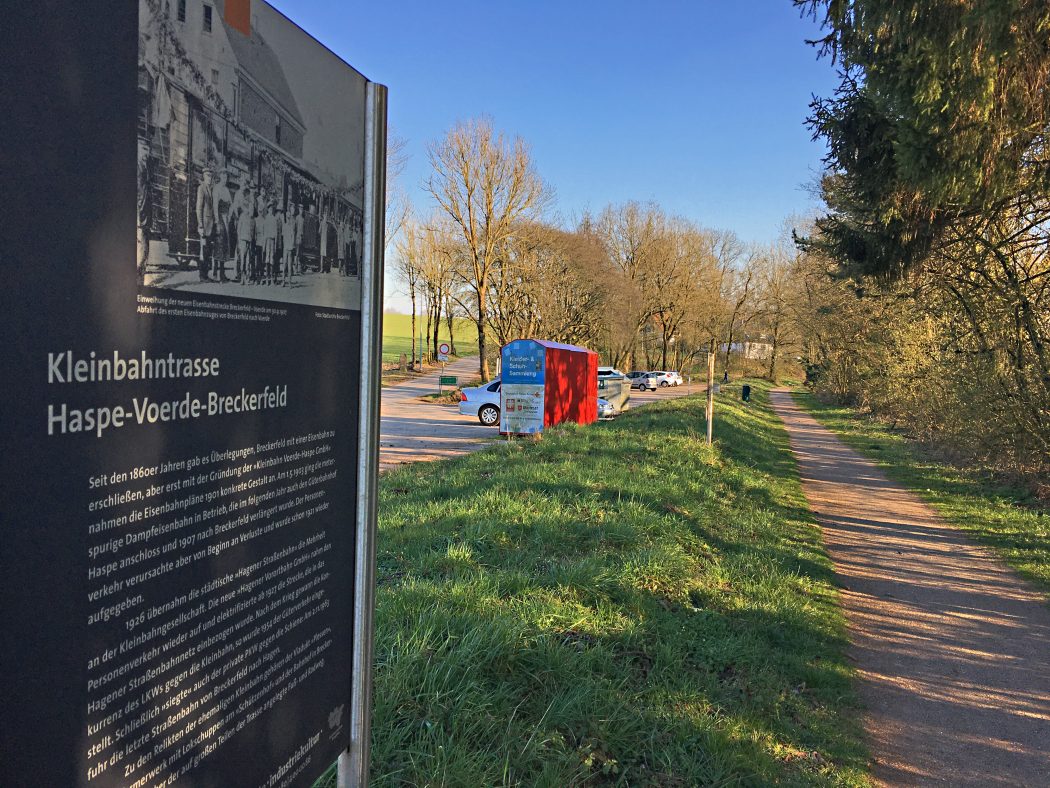 Das Foto zeigt eine Infotafel der Kleinbahntrasse Haspe Voerde Breckerfeld