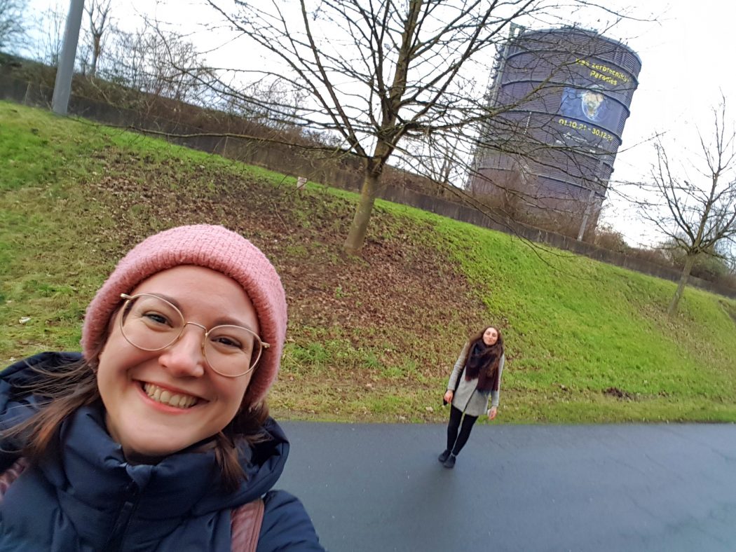 Das Foto zeigt Frauke und Alessandra auf dem Weg zum Gasometer Oberhausen