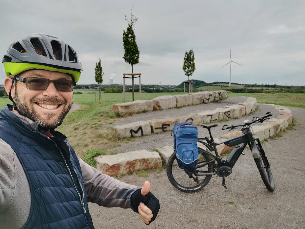 Das Foto zeigt Jochen auf der Halde Groppenbruch am südlichen Ende der Seilbahntrasse in Dortmund