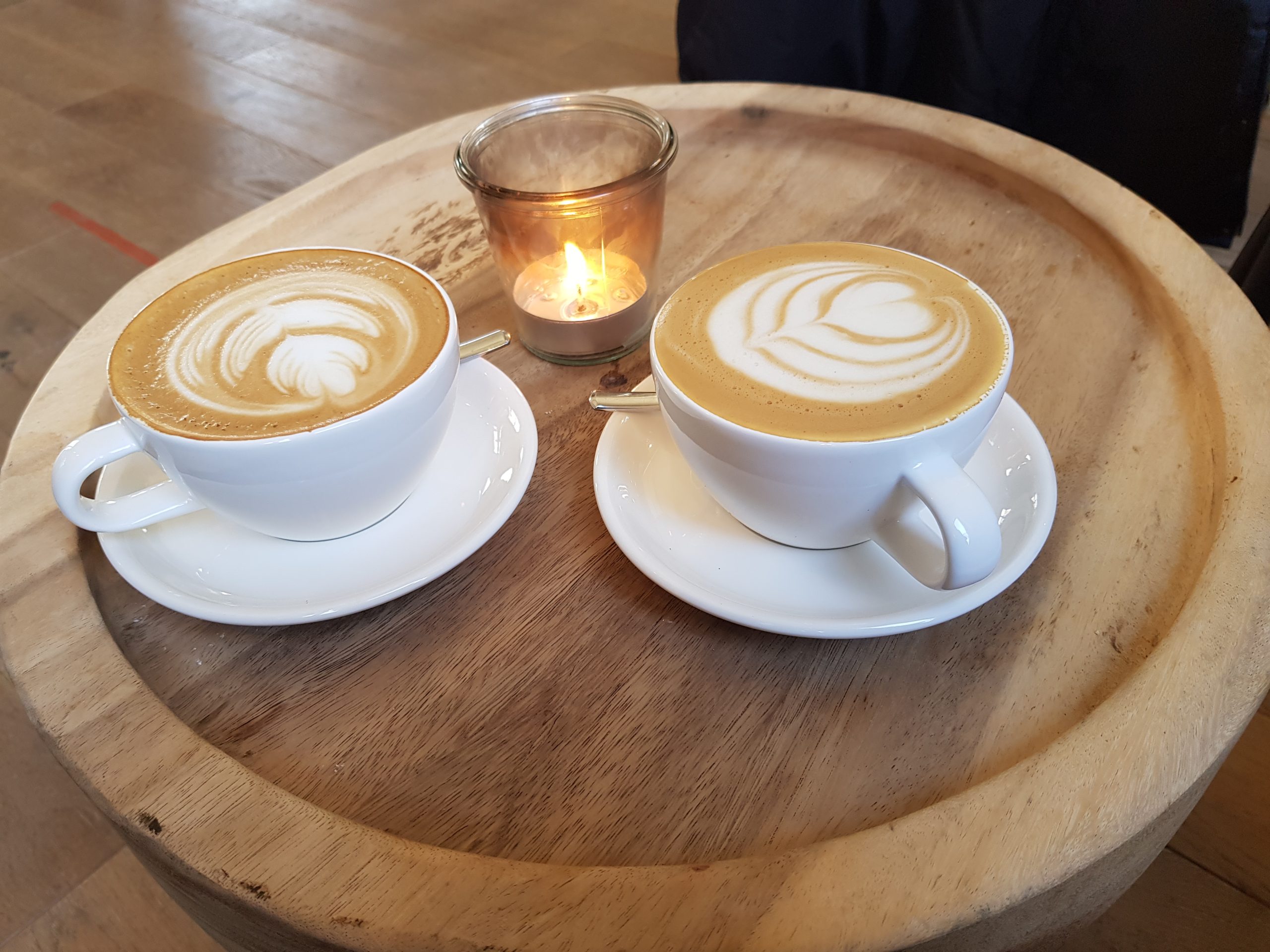 Zwei Tassen Cappuccino im Stüh33 Café