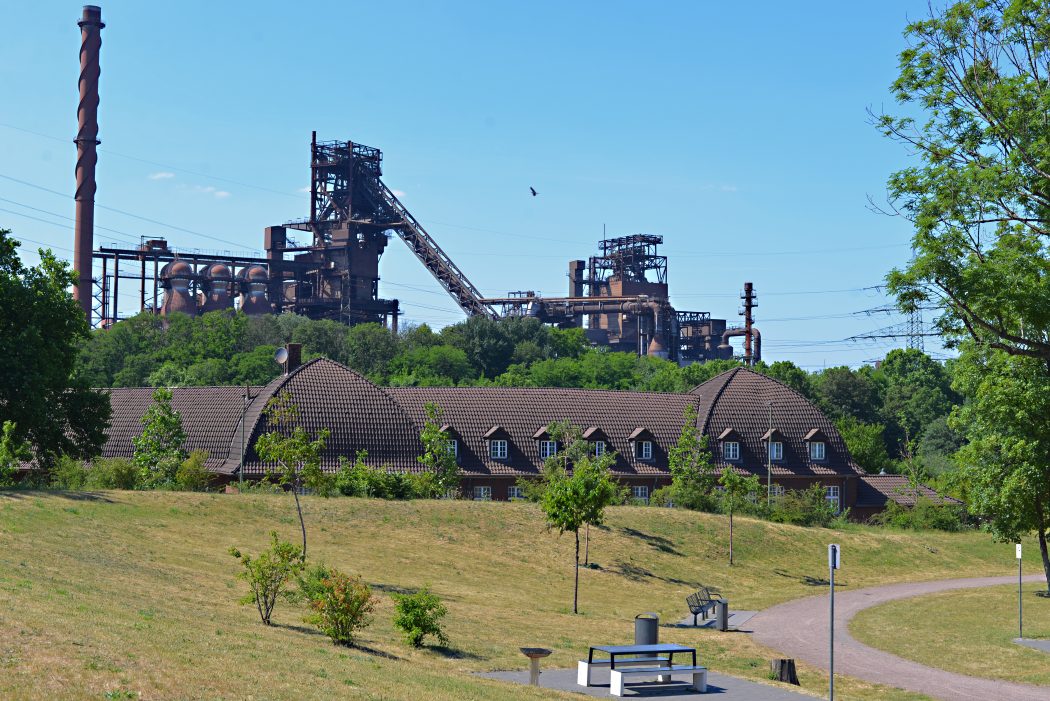 Das Foto zeigt das gewaltige Stahlwerk von thyssenkrupp entlang der Wolfsbahntrasse in Duisburg