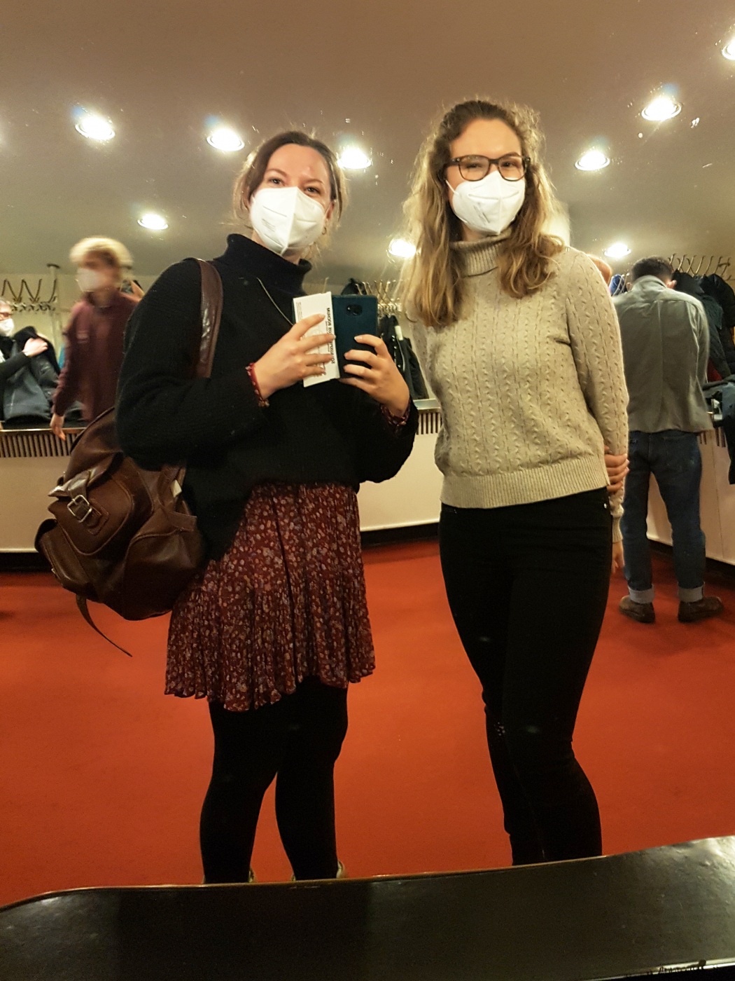 Das Foto zeigt Frauke und Christin im Foyer des Schauspielhauses Bochum