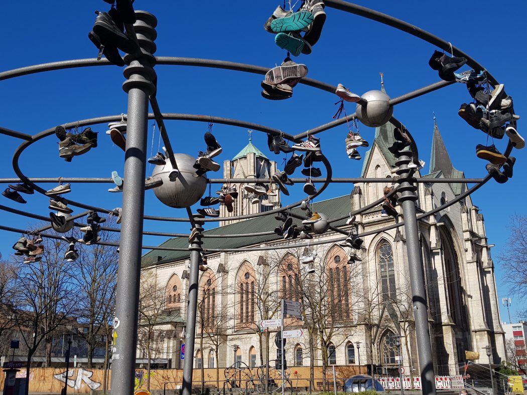 Das Foto zeigt hängende Schuhe in Essen