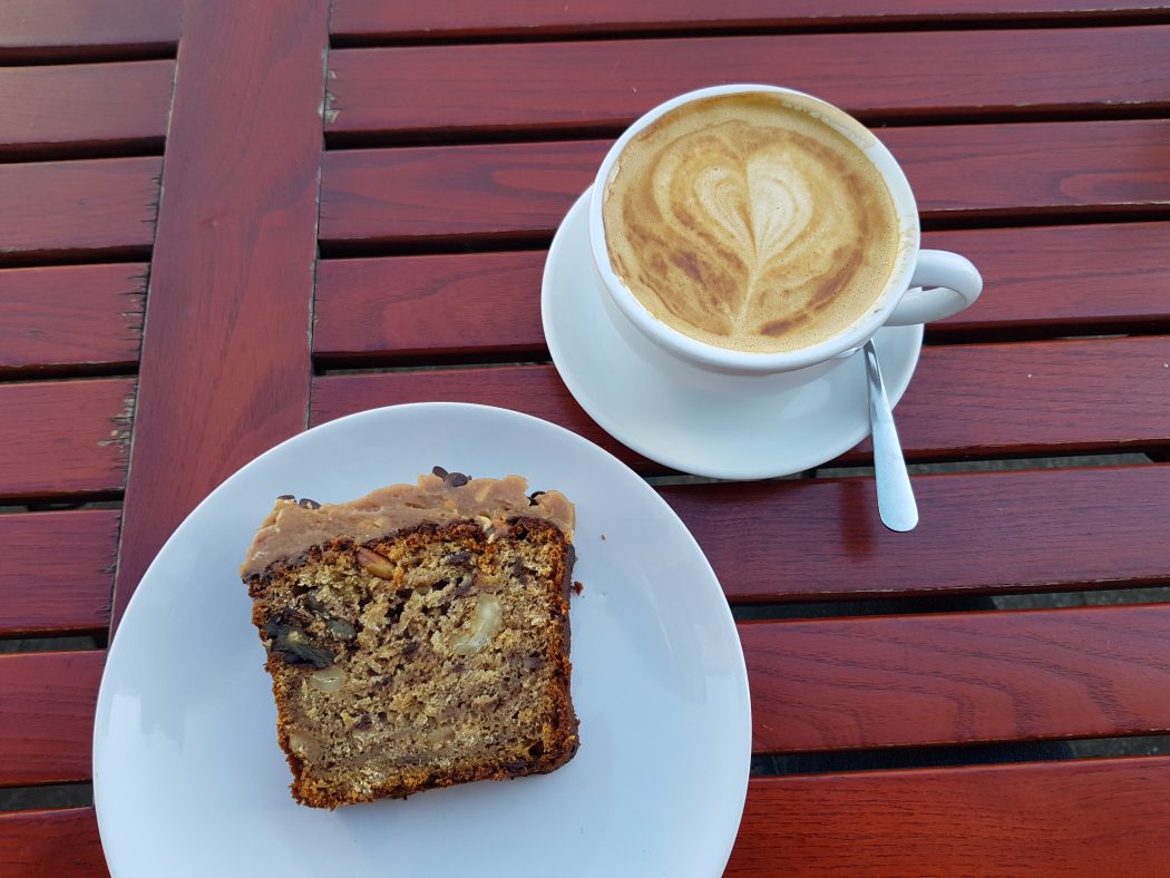 Das Foto zeigt Cappuccino und Bananenbrot bei den Coffee Pirates auf der Rüttenscheider Straße in Essen