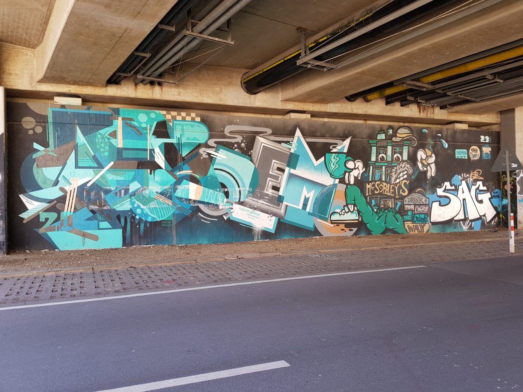 Das Foto zeigtr Streetart unter einer Brücke in Essen