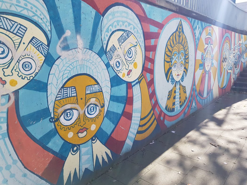 Das Foto zeigt eine Graffiti-Wall an der Schützenbahn in Essen