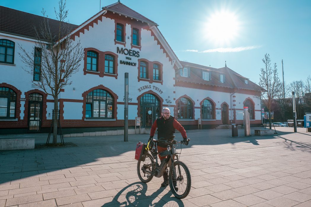 Das Foto zeigt einen Radfahrer am Bahnhof in Moers