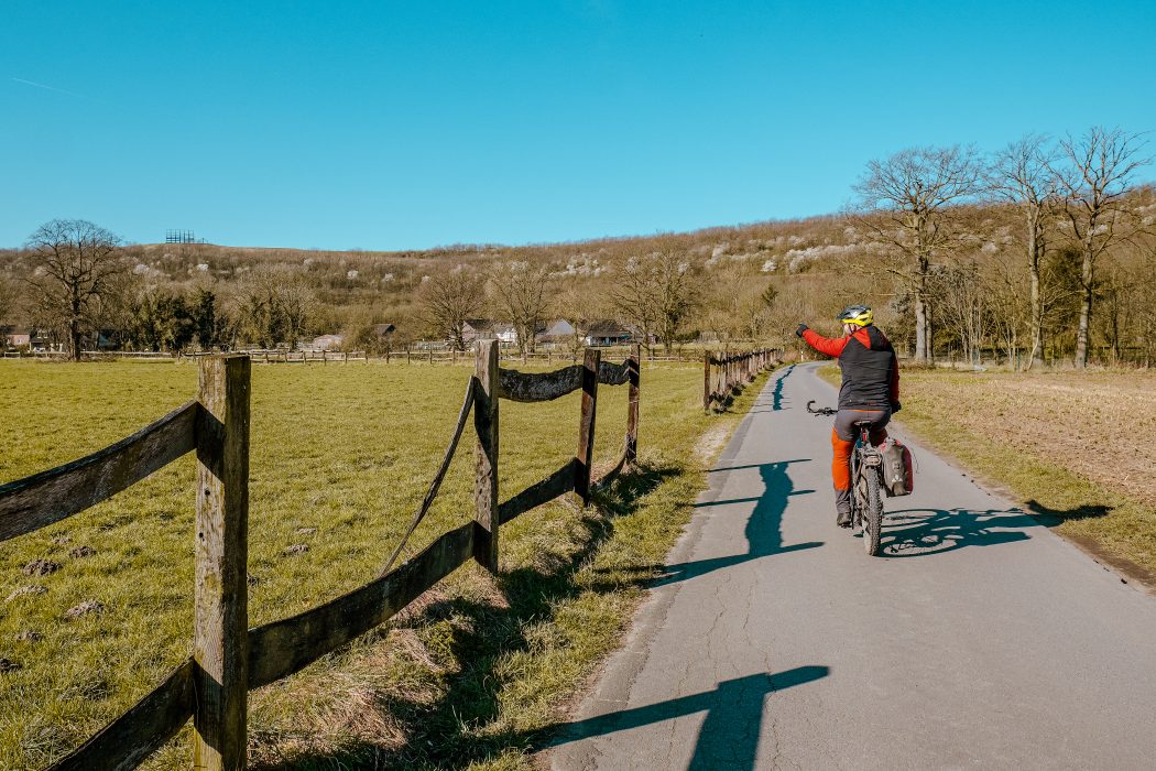 Das Foto zeigt einen Radfahrer mit Blick auf das Hallenhaus auf der Halde Norddeutschland in Neukirchen-Vluyn