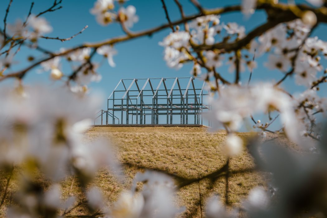 Das Foto zeigt Kirschblüten und das Hallenhaus auf der Halde Norddeutschland in Neukirchen-Vluyn