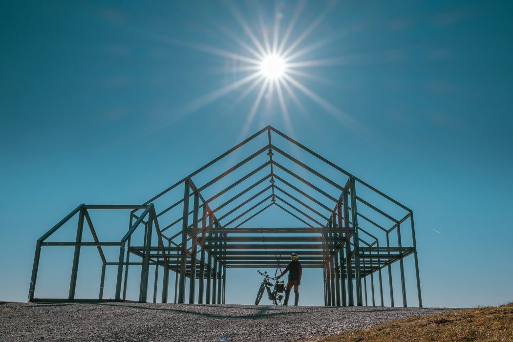 Das Foto zeigt einen Radfahrer im Hallenhaus auf der Halde Norddeutschland in Neukirchen-Vluyn