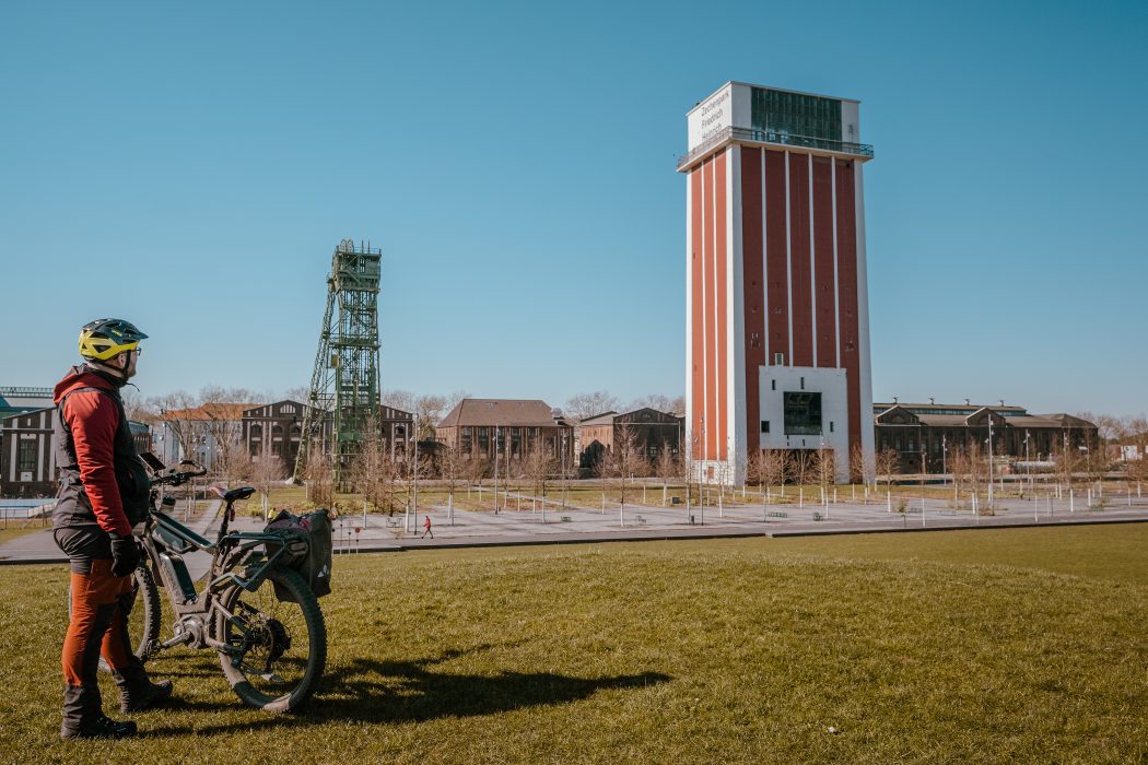 Das Foto zeigt einen Radfahrer an der Zeche Friedrich Heinrich