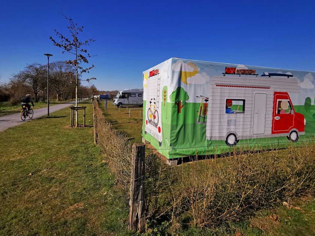 Das Foto zeigt einen Wohnmobilstellplatz am Wandelweg zum Kloster Kamp