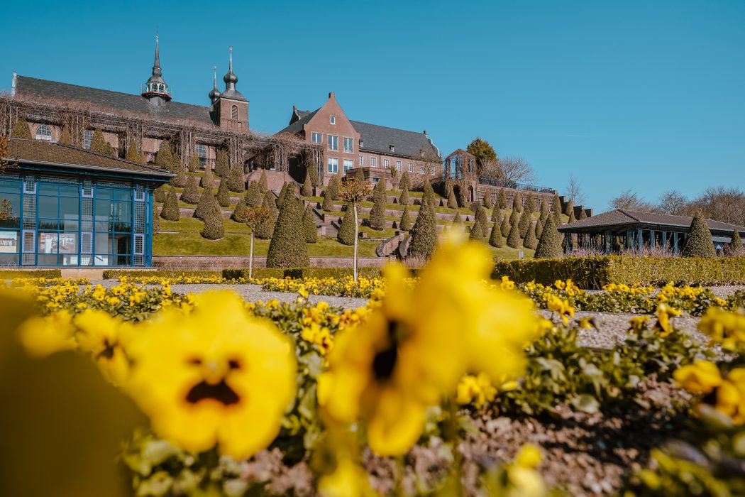 Das Foto zeigt die Parkanlage vom Kloster Kamp in Kamp-Lintfort