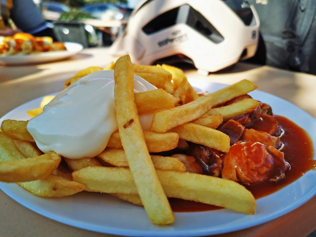 Das Foto zeigt Currywurst-Pommes bei Friture De Hollander in Alpen im Kreis Wesel