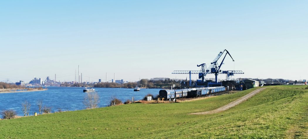 Das Foto zeigt eine Verladestation direkt am Rhein im Kreis Wesel