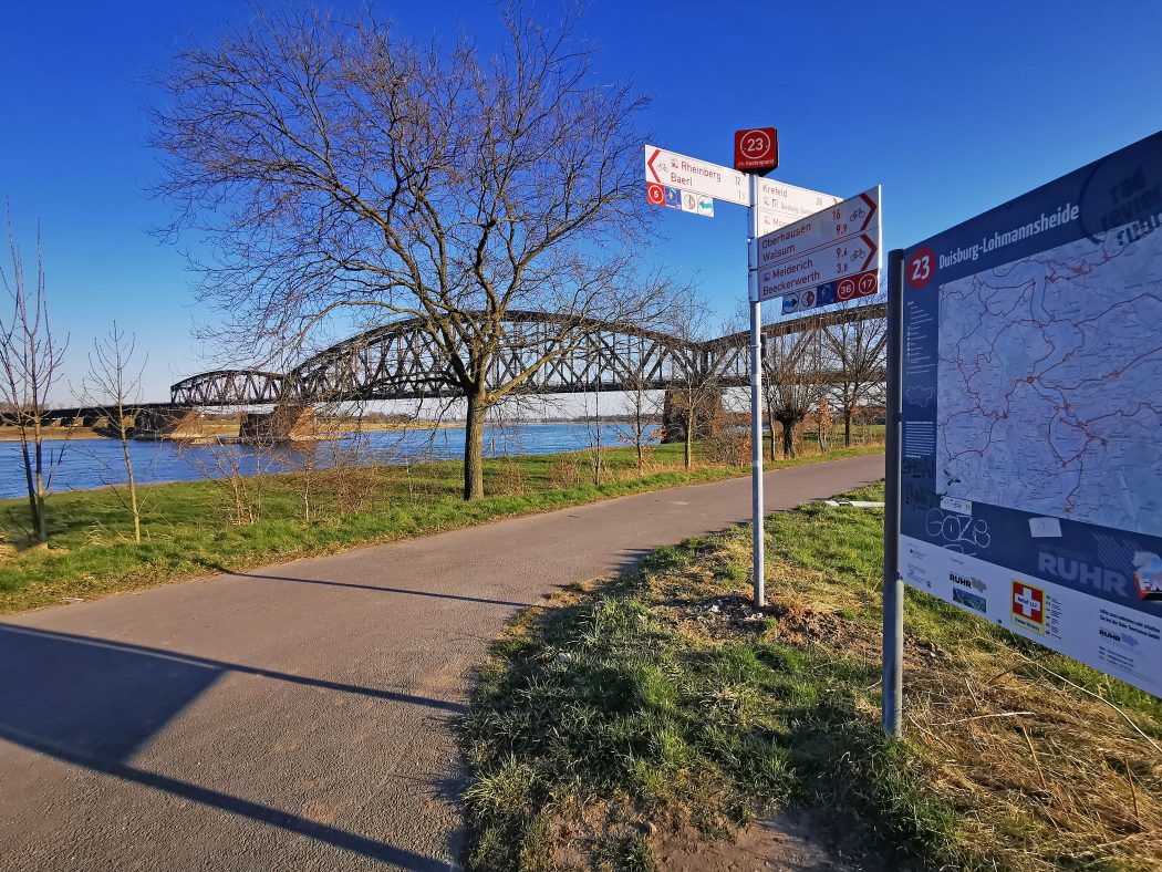 Das Foto zeigt den Knotenpunkt 23 des radrevier.ruhr in Duisbur am Rhein