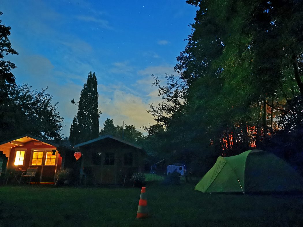 Das Foto zeigt die Unterkünfte Hanni und Nanni und Zelte am Gästehaus Marina Rünthe in Bergkamen