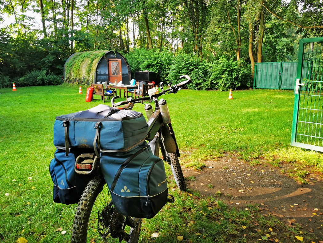 Das Foto zeigt Jochens vollgepacktes Fahrrad mit kompletter Campingausrüstung vor der ungewöhnlichen Unterkunft Herbert des Hästehauses Marina Rünthe in Bergkamen