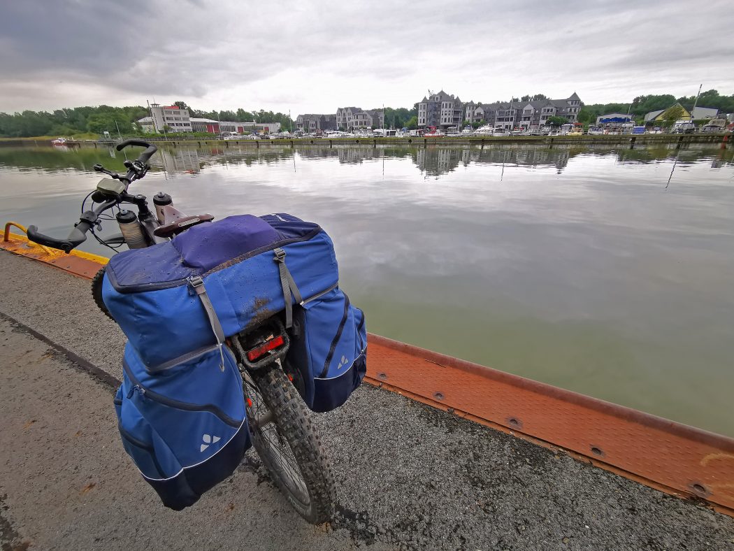 Das Foto zeigt Jochens vollgepacktes Fahrrad mit kompletter Campingausrüstung an der Marina Rünthe in Bergkamen