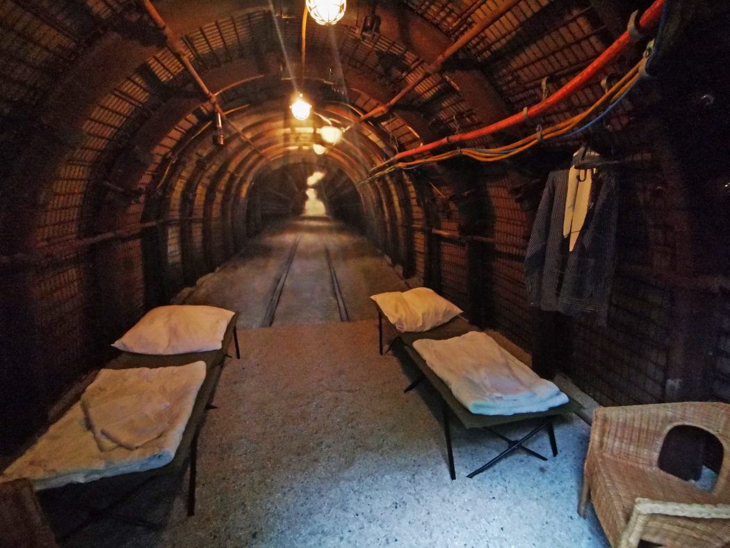 Das Foto zeigt die ungewöhnliche Unterkunft Herbert, ein nachgebauter Grubenstollen, des Gästehaus Marina Rünthe in Bergkamen
