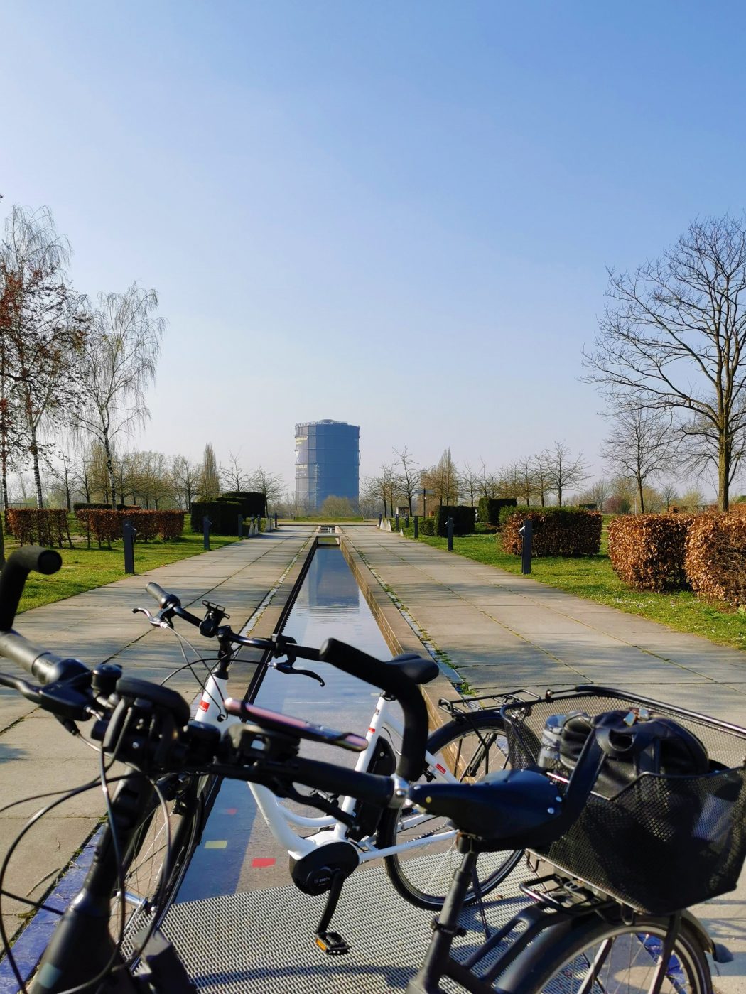 Das Foto zeigt zwei Fahrräder im OLGA-Park in Oberhausen mit Blick auf den Gasometer