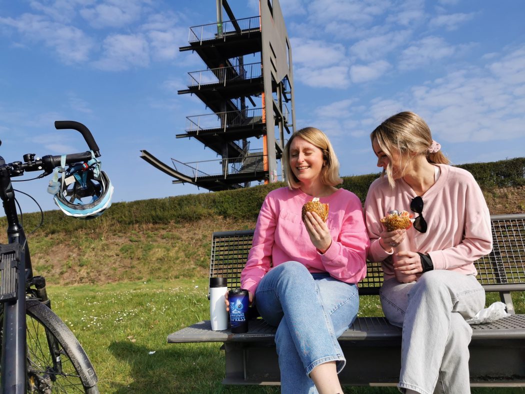 Das Foto zeigt Katalina und Sandra beim Frühstücken im OLGA-Parl in Oberhausen