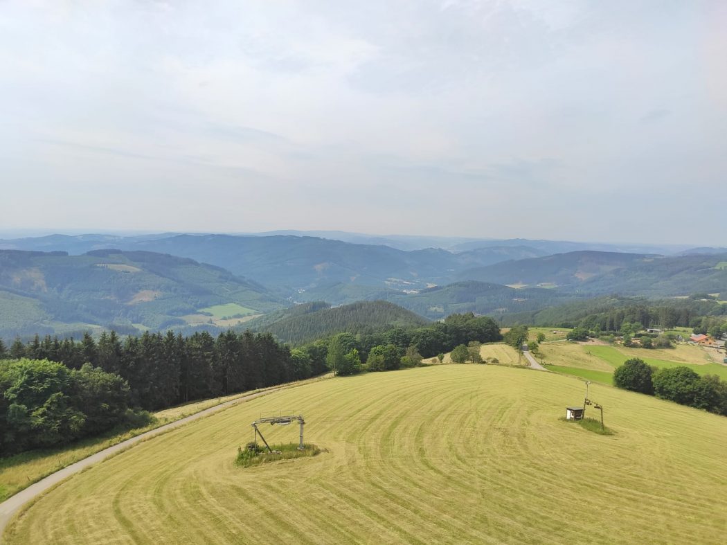 Das Foto ziegt den Ausblick aufs Sauerland im FORT FUN Abenteuerland in Bestwig
