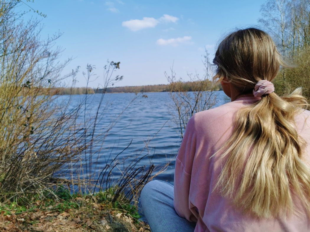 Das Foto zeigt Sandra mit Blick auf den Heidesee in Bottrop