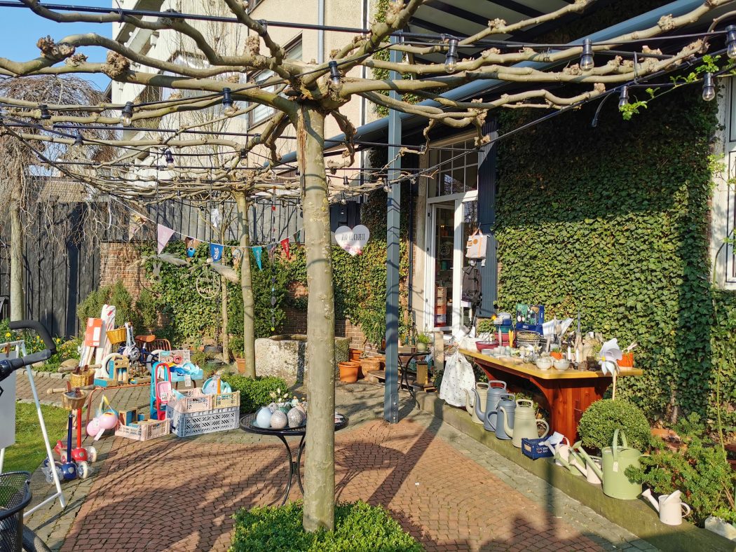 Das Foto zeigt den Hinterhof und Eingang zum Concept Store eckperspektive in Bottrop