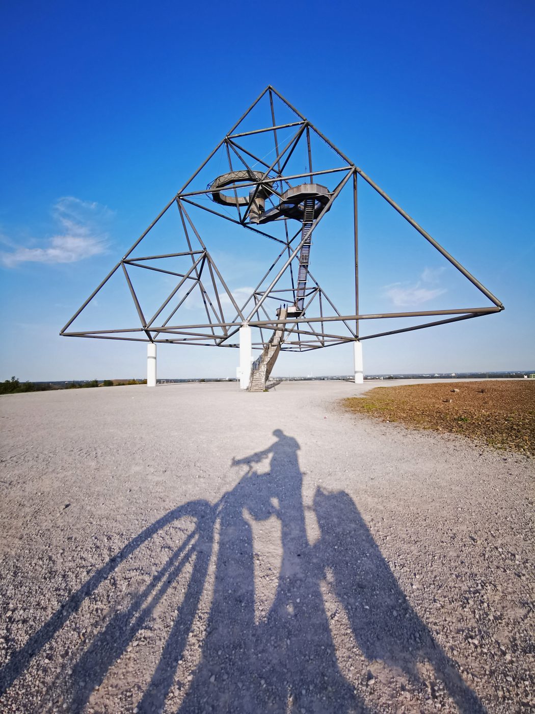 Das Foto zeigt den Schatten eines/einer Radfahrer:in auf dem Tetraeder in Bottrop