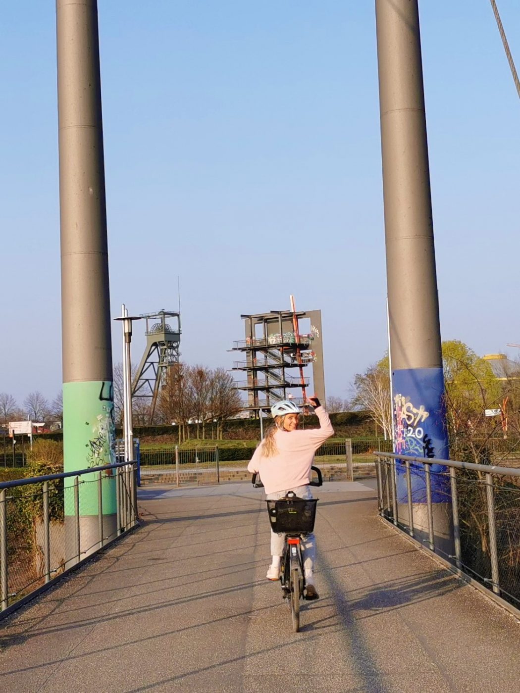Das Foto zeigt Sandra auf ihrem Fahrrad mit Blick in OLGA-Park in Oberhausen