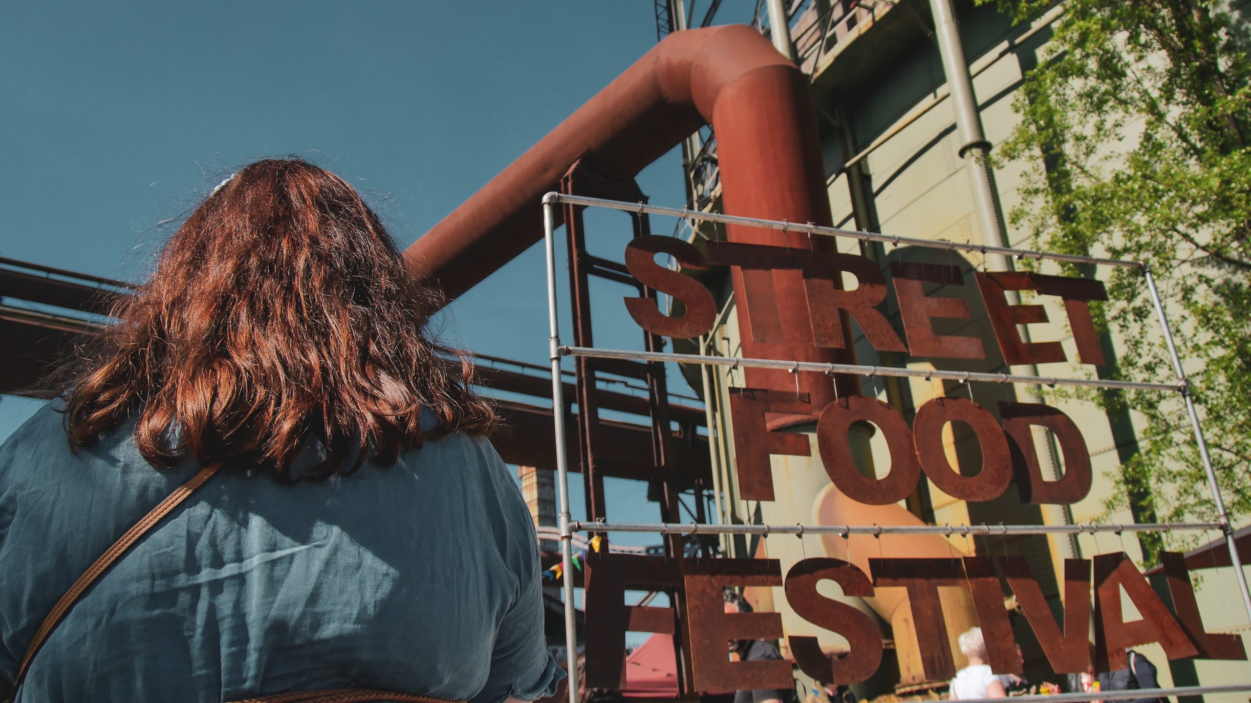 Das Bild zeigt ein Street Food Festival im Landschaftspark Duisburg-Nord