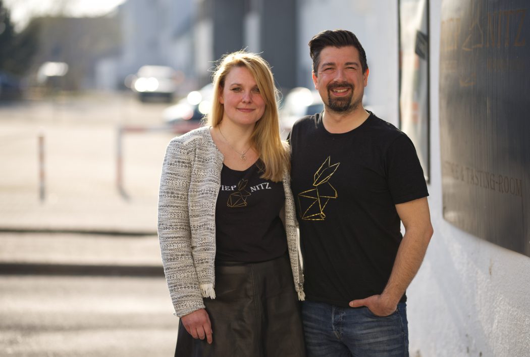 Das Foto zeigt Stella Golzwarden und Alexander Pieper, die Inhaber der Piepnitz Craft Beer Brauerei in Bochum
