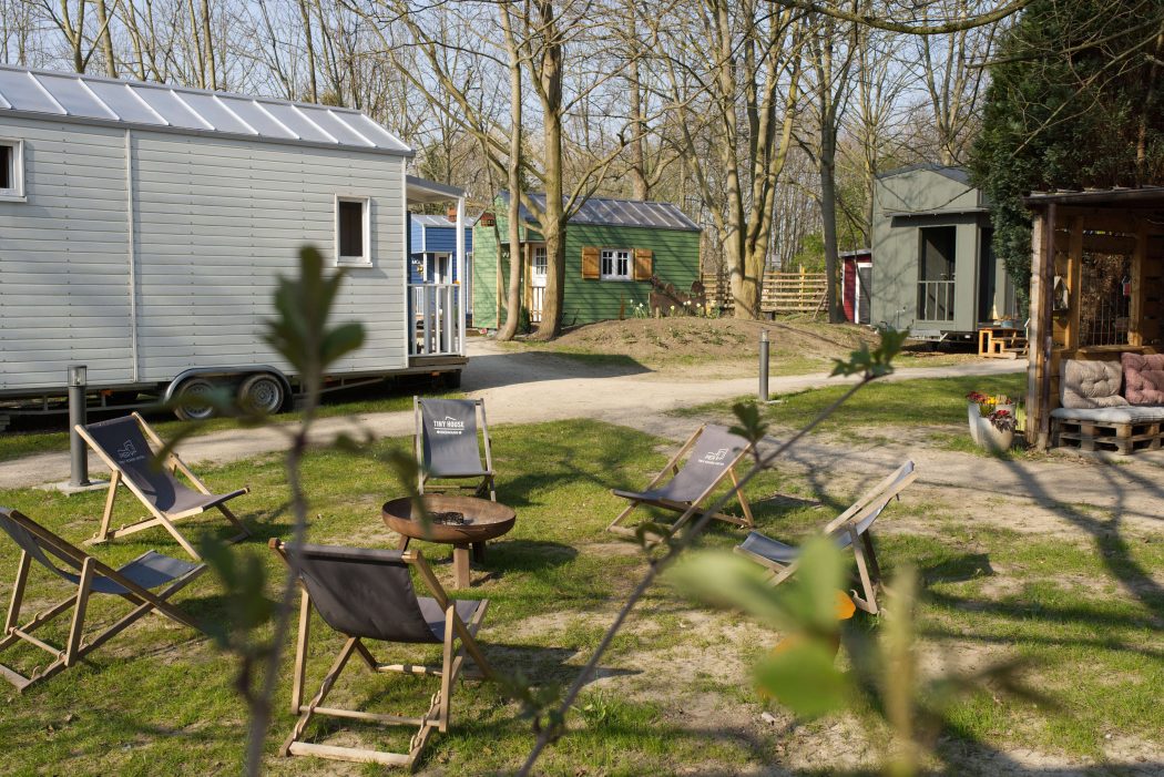 Das Foto zeigt die Feuerstelle des Pier 9 Tiny House Hotels in Hamm