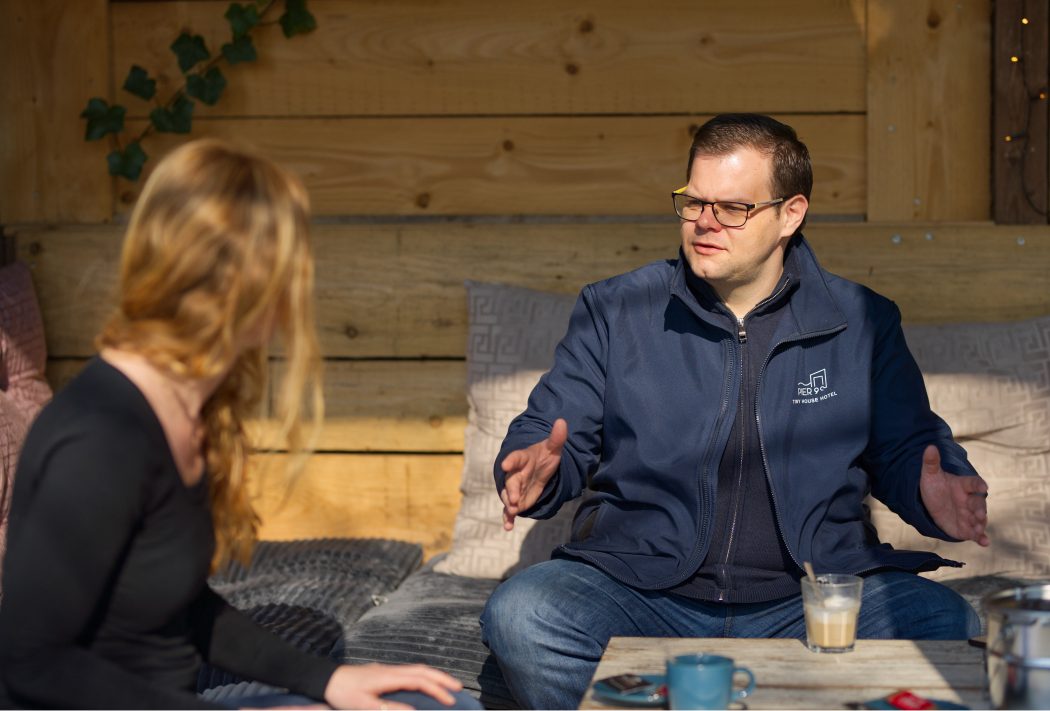 Das Foto zeigt Rebecca mit Stefan Diekmann, dem Betreiber des Pier 9 Tiny House Hotels in Hamm in der Outdoor-Lounge