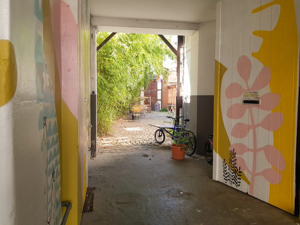 Das Foto zeigt den Hinterhof des Restaurants Fabulose in der Dortmunder Nordstadt