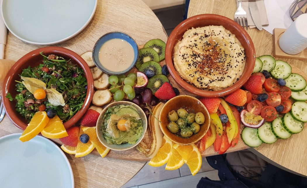 Das Foto zeigt das Frühstück in Tatis Café in der Dortmunder Nordstadt