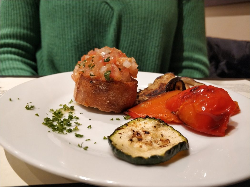 Das Foto zeigt einen Antipasti Teller mit Bruschetta und Gemüse im Restaurant Pasta viva la mamma in Bochum