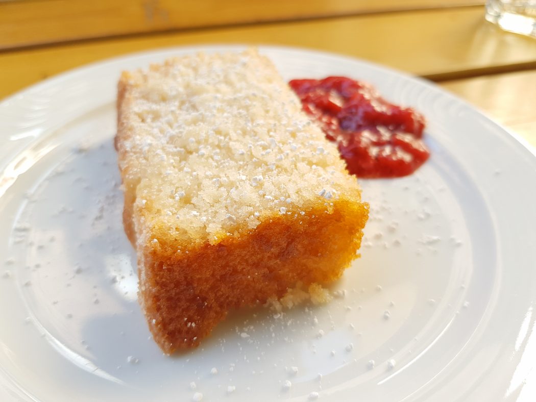 Das Foto zeigt Zitronenkuchen im Restaurant Fabulose in der Dortmunder Nordstadt
