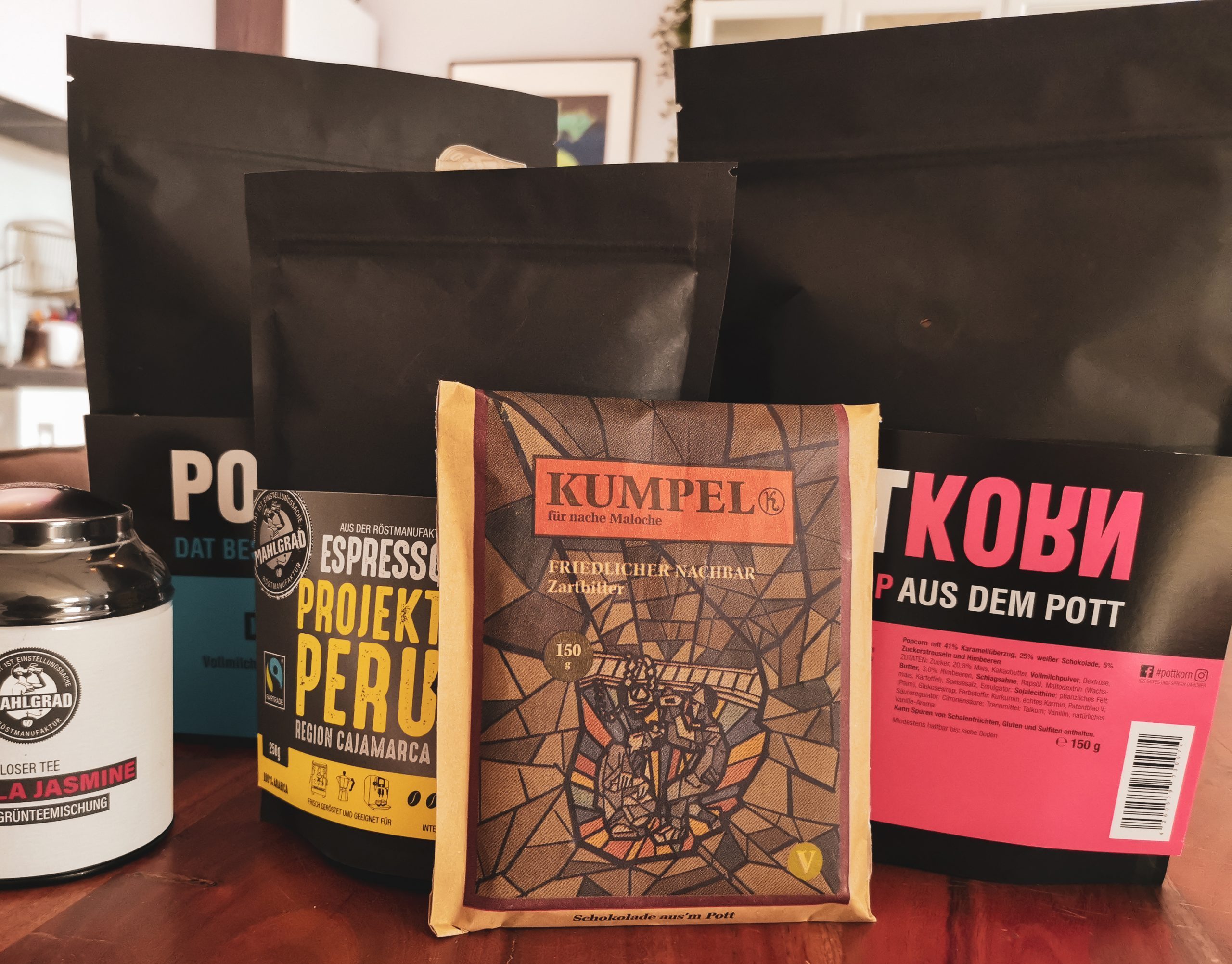 Das Bild zeigt Pottkorntüten, Kaffee und Schokolade