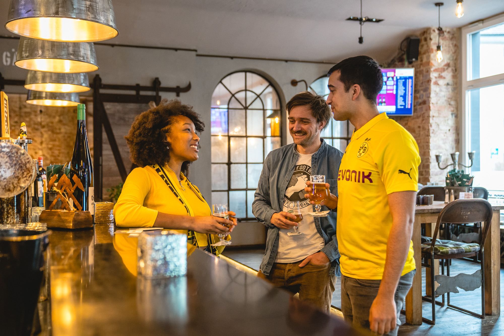 Das Bild zeigt drei menschen in der Bar mit Schmackes in Dortmund
