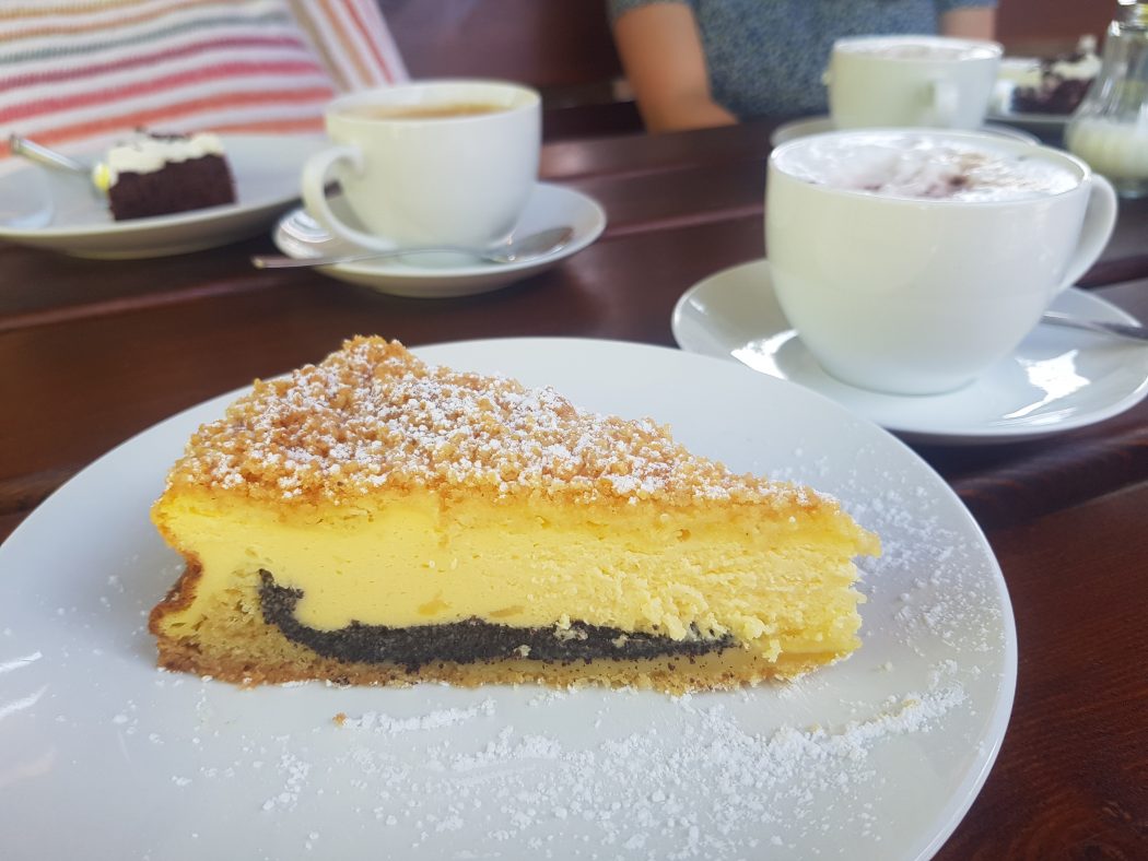 Das Foto zeigt Kaffee und Kuchen im Hinterhof des Café Kännchen in Gevelsberg