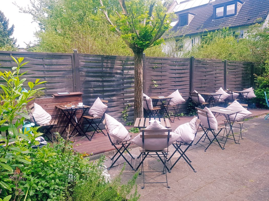 Das Foto zeigt den Hinterhof des Cafés Omi backt in Bochum Ehrenfeld