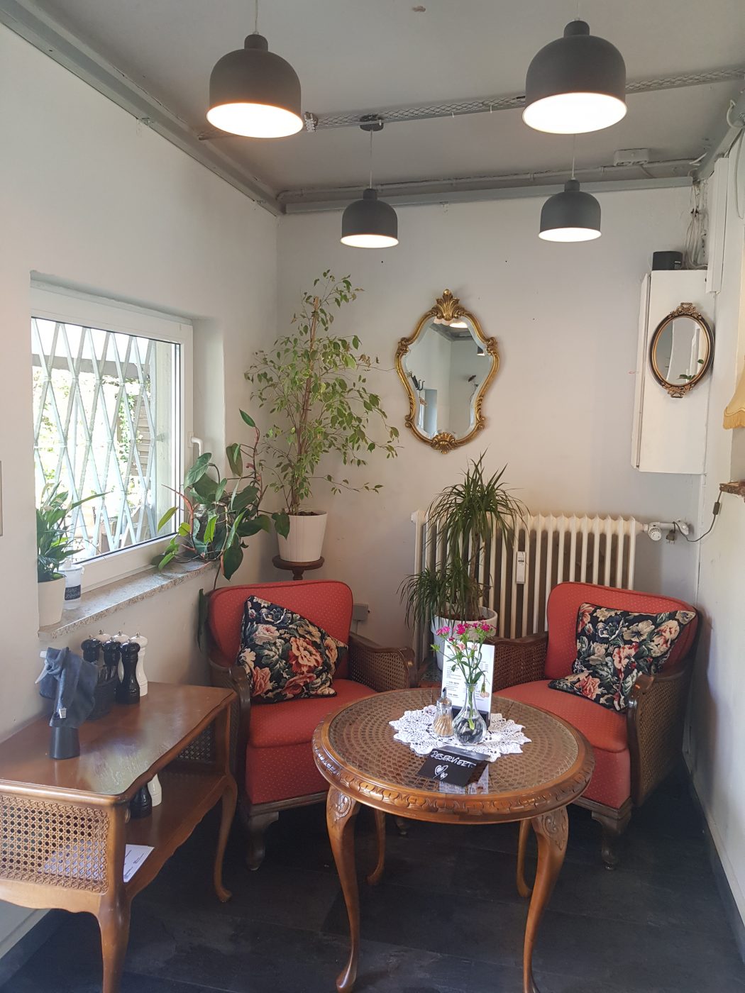 Das Foto zeigt den Innenbereich des Cafés Omi backt in Bochum Ehrenfeld
