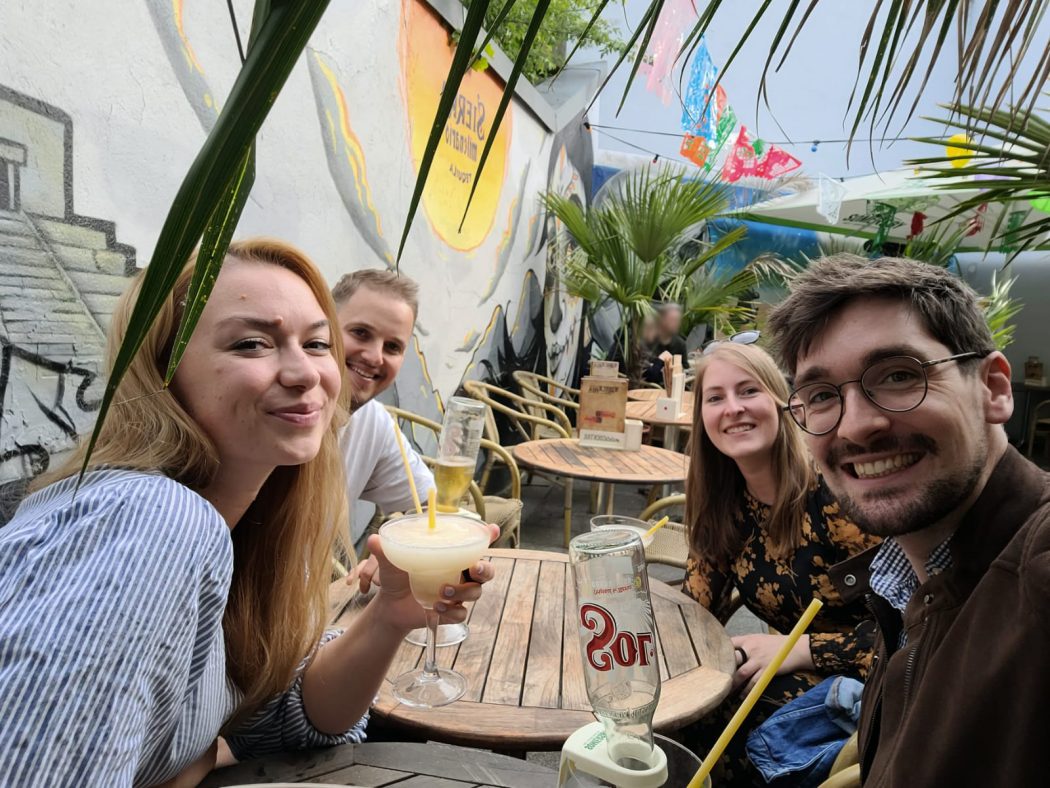 Das Foto zeigt Melissa mit Freunden und Cocktails im Hinterhof der TequilaRia in Bochum